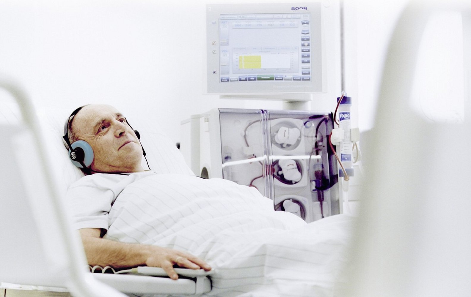 Pacient během dialýzy na středisku