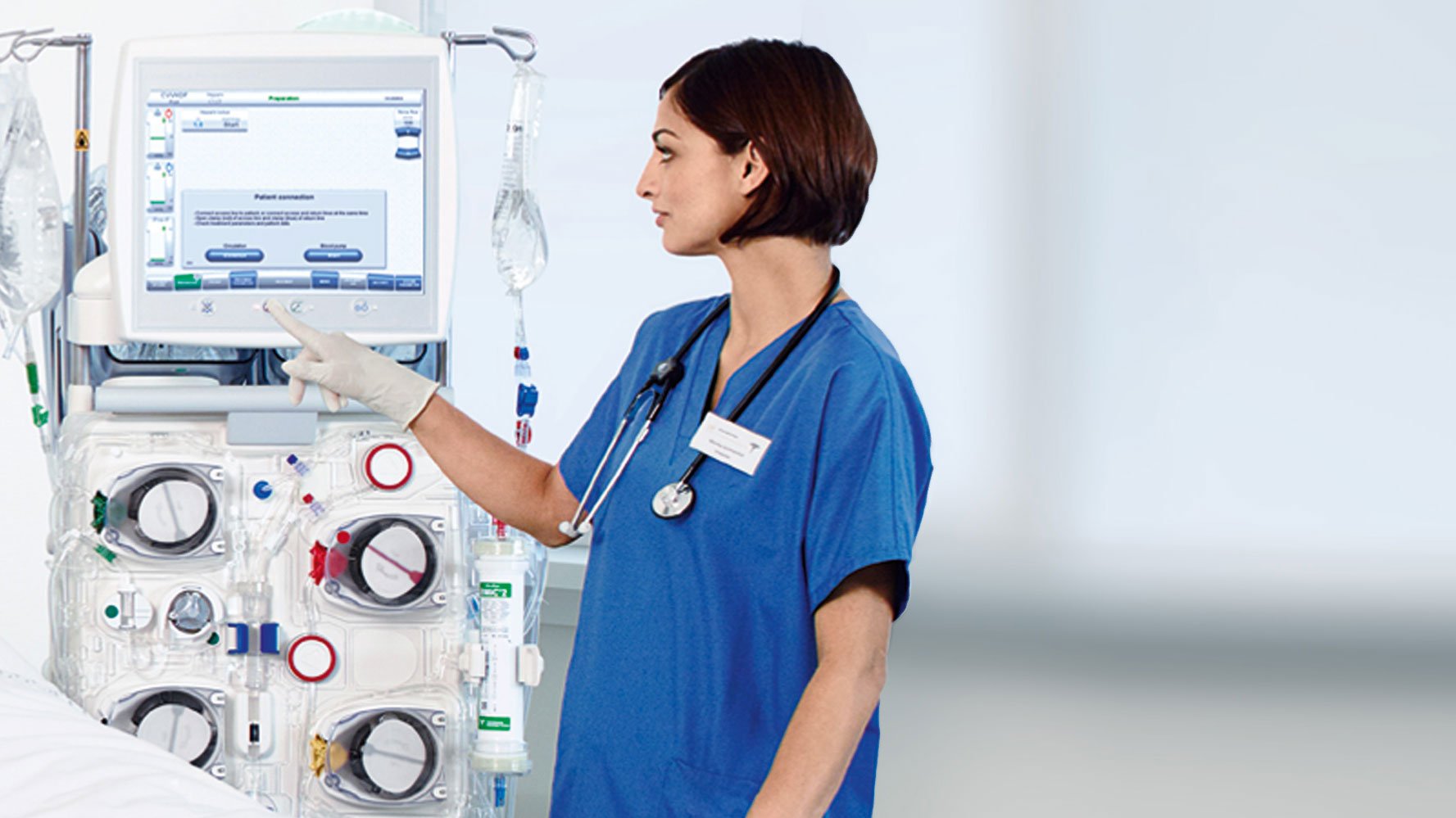 Zdravotní sestra obsluhující systém multiFiltratePRO