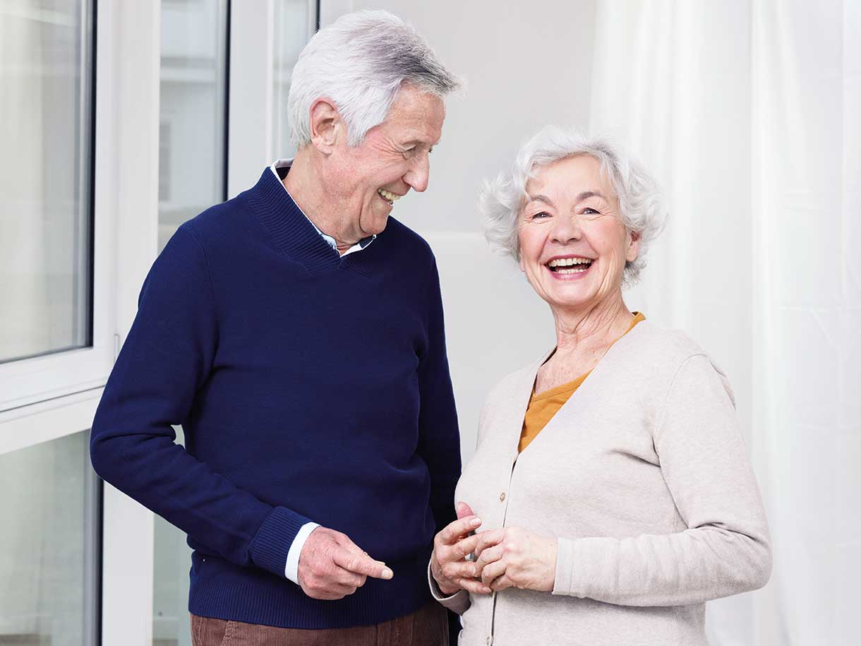 Usmívající se starší muž a starší žena