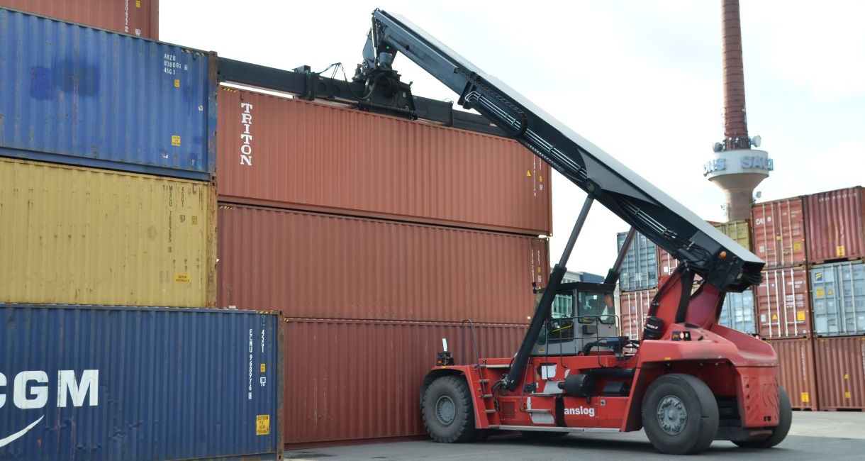 nakládání kontejneru v přístavu