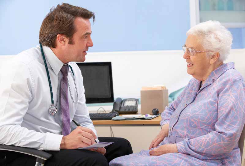Lékař radí starší pacientce